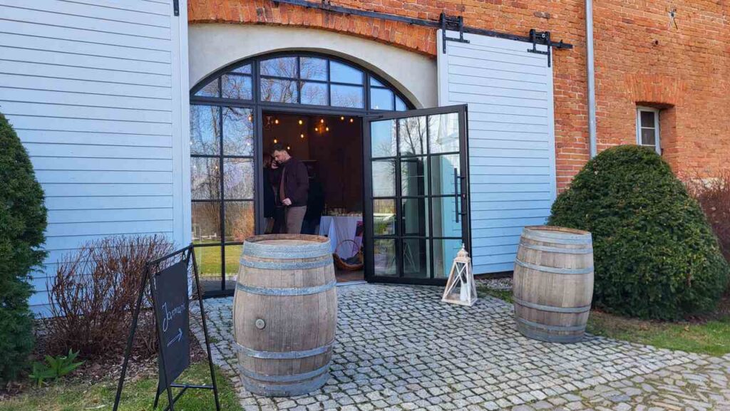 Zdjęcie wejścia na salę z regionalnymi produktami